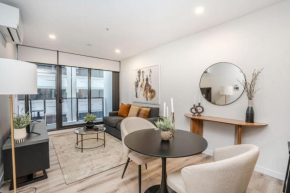 Brand-New Chic 1-Bed with Balcony Garden and BBQ
